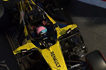 Amikor Ricciardo nekitolatott Kvjat Toro Rossójának Bakuban: videó