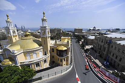 Leclerc zet de toon tijdens tweede training Baku, Verstappen P4