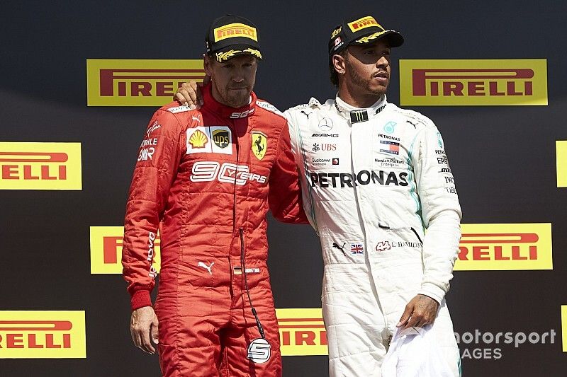 Le deuxième, Sebastian Vettel, Ferrari, et le vainqueur Lewis Hamilton, Mercedes AMG F1, sur le podium