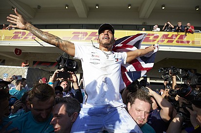 Hamilton 6 dobogóra van attól, hogy megdöntse Schumacher rekordját
