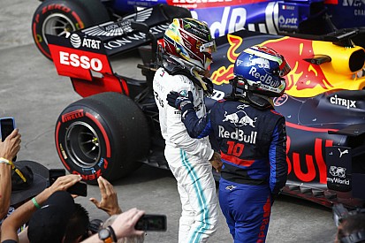 Hamilton a világbajnoki címe miatt kockáztatott többet Albon mögött?