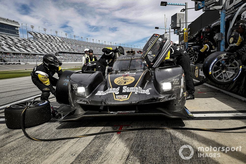 #5 Mustang Sampling Racing / JDC-Miller MotorSports Cadillac DPi, DPi: Sebastien Bourdais, Loic Duval, Joao Barbosa, pit stop