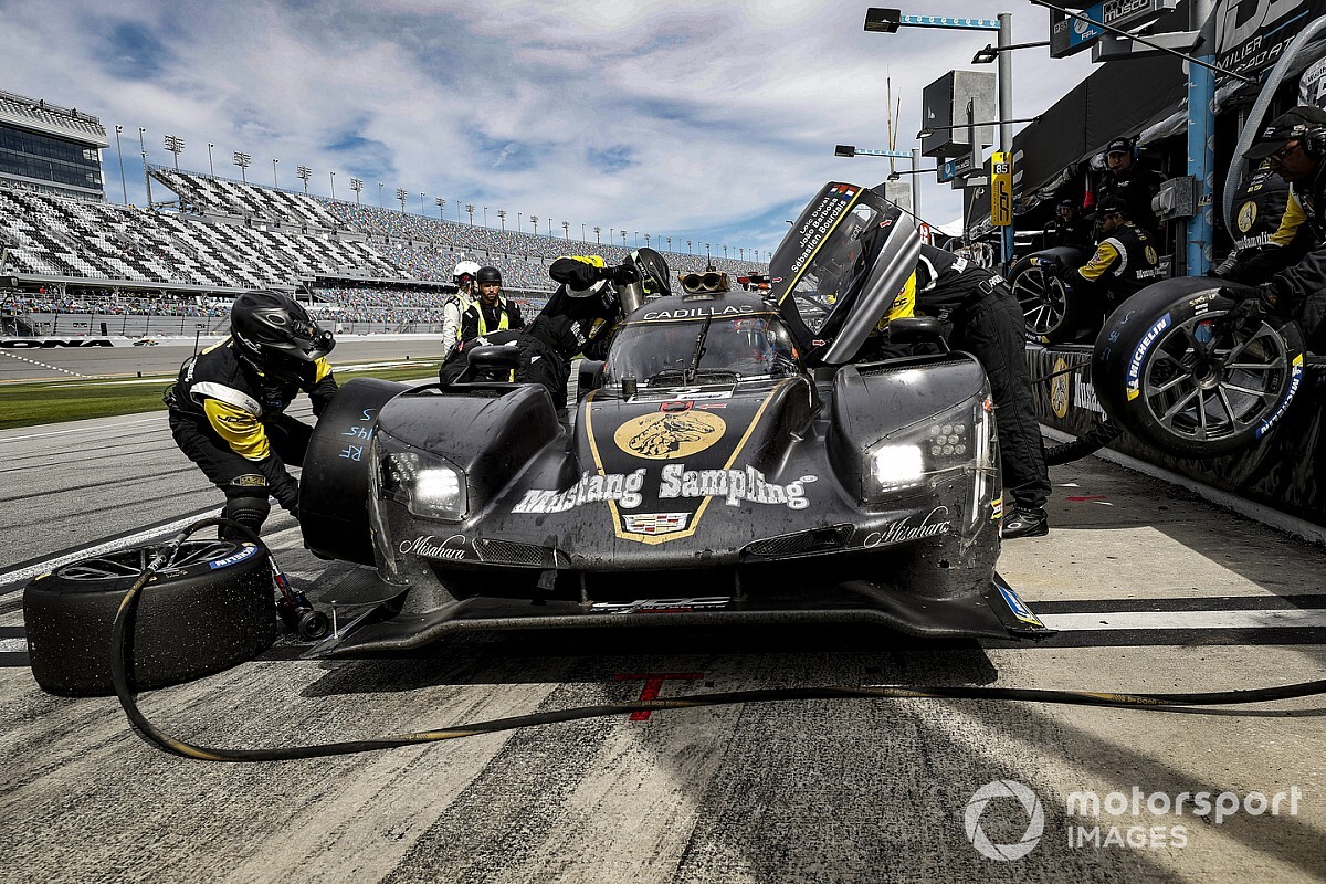 IMSA: ammessi i piloti dall'estero, solo 15 addetti per vettura