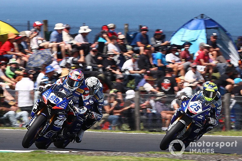 Videón az óriási WSBK-befutó: 2 tized, 4 motor!