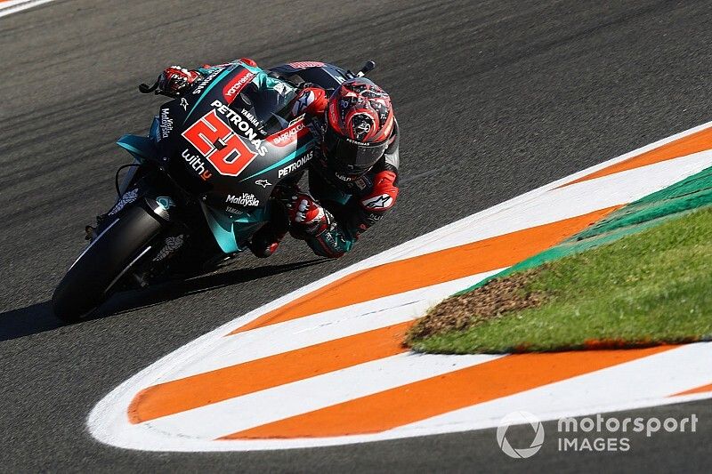 Quartararo se mantiene líder en Valencia y Rossi vuelve a caerse