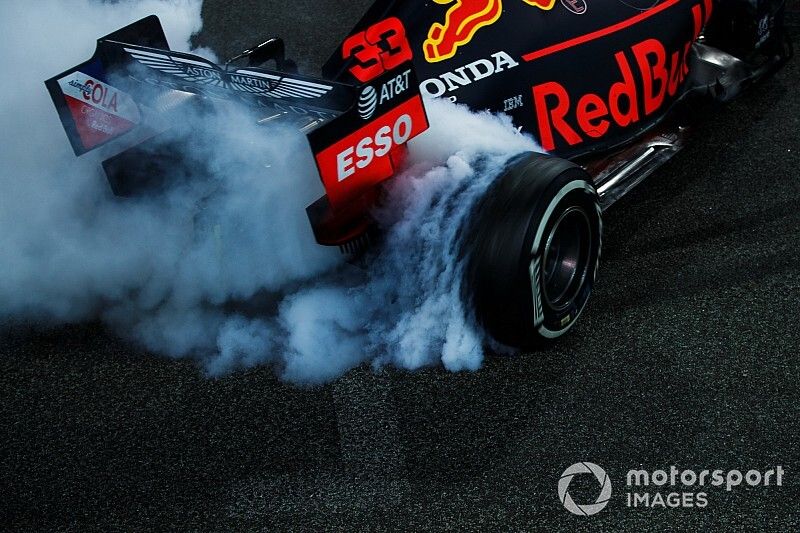 Le deuxième, Max Verstappen, Red Bull Racing RB15, fait des donuts