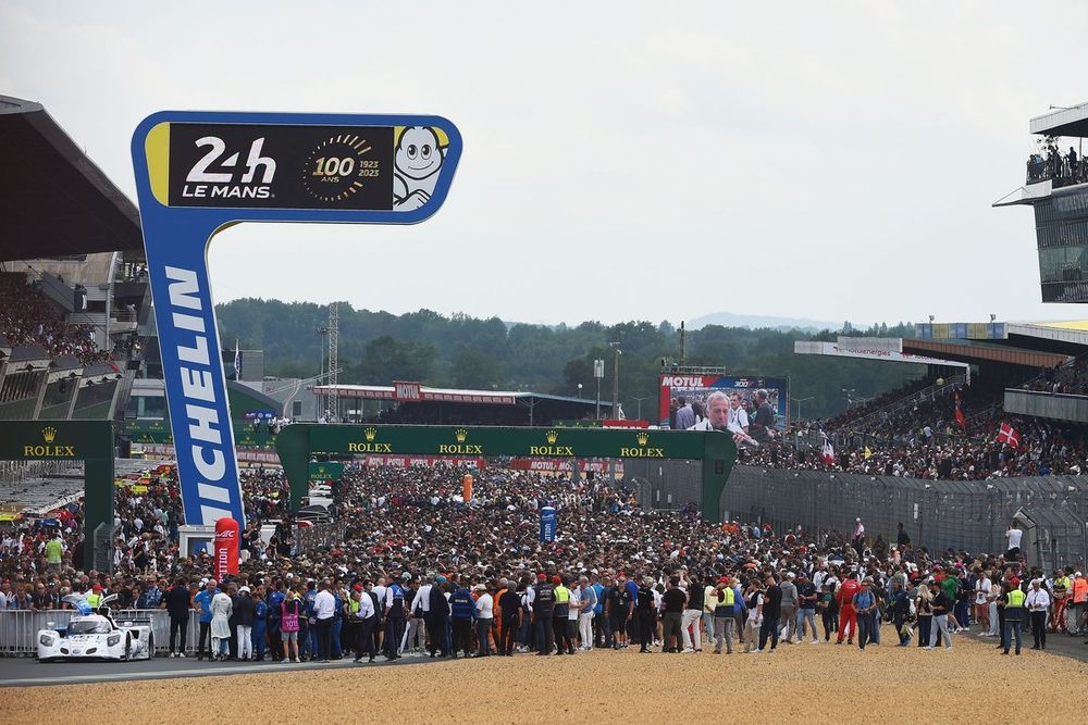 The crowd before the start of the 24 Hours of Le Mans