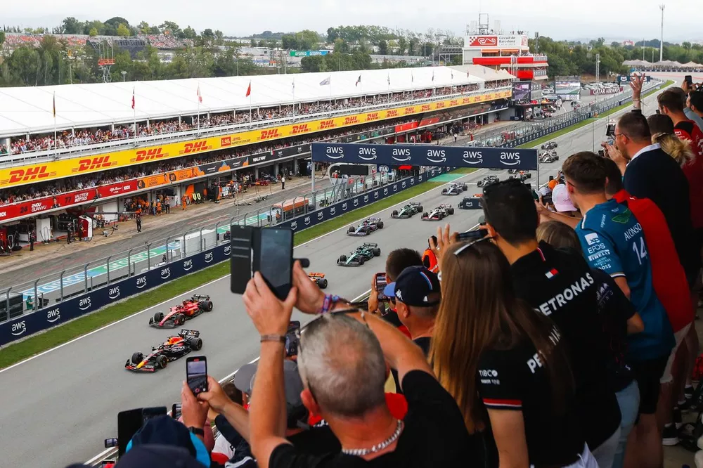 Max Verstappen, Red Bull Racing RB19, Carlos Sainz, Ferrari SF-23, Lando Norris, McLaren MCL60, Lewis Hamilton, Mercedes F1 W14, Lance Stroll, Aston Martin AMR23, the rst of the field at the start