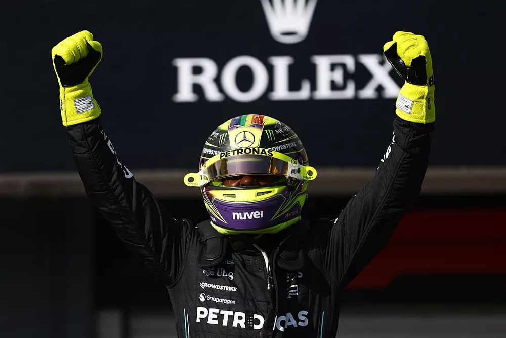 El ganador de la pole, Lewis Hamilton, Mercedes-AMG, lo celebra en el Parc Ferme