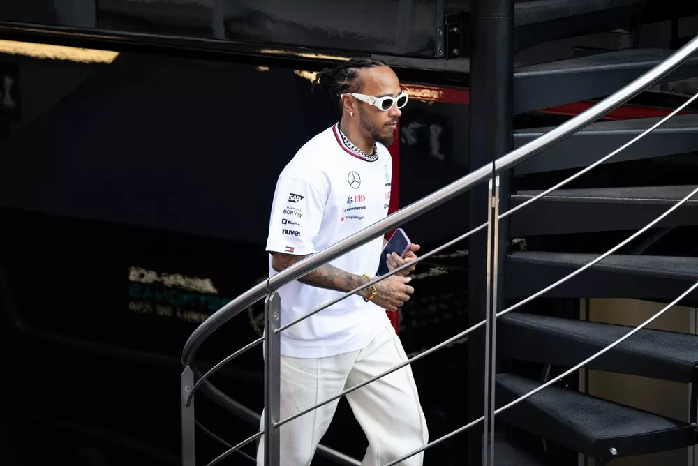 Lewis Hamilton, del equipo Mercedes-AMG F1, sube las escaleras de la unidad de hospitalidad de Mercedes AMG