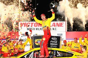 NASCAR All-Star: Joey Logano se escapa con una victoria de un millón de dólares