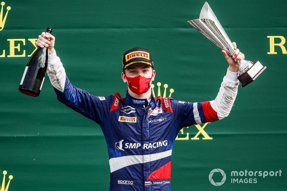 Race Winner Robert Shwartzman, Prema Racing celebrates on the podium with the trophy and the champagne