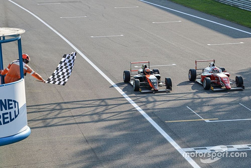 F4, grande show a Monza: Gara 1 a Minì al photofinish su Pizzi