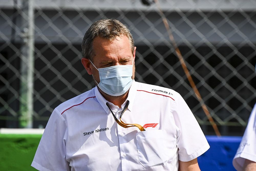 F1, COVID kısıtlamaları geri döndüğü için 2022 takvimi hakkında "endişeli"