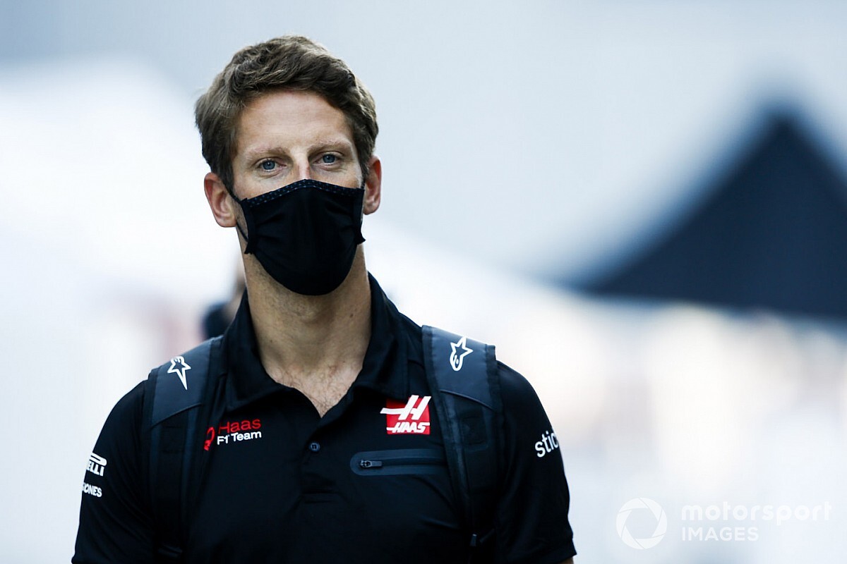 Hand Grosjean uit verband na zware F1-crash, interesse van Peugeot