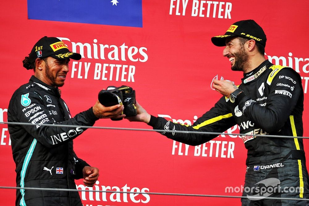 Ricciardo, Hamilton'ı "shoey" jesti için övdü