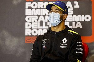Ricciardo mosolygott a sisak alatt, amikor látta Perezt a bokszba hajtani