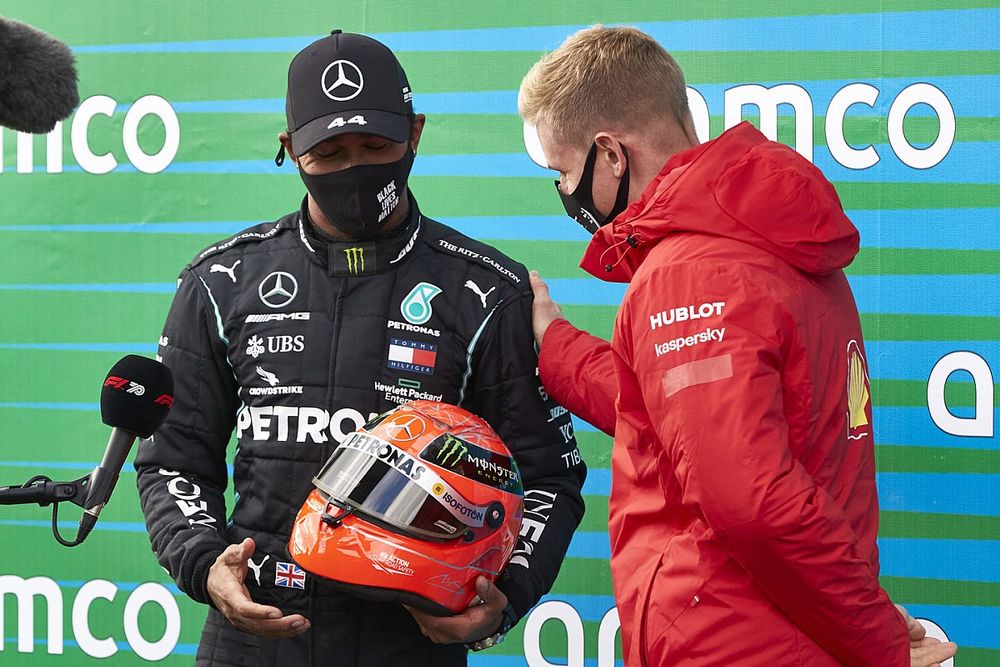 Mick Schumacher memberikan helm ayahnya kepada Lewis Hamilton, setelah pembalap  Mercedes-AMG F1 itu menyamai rekor 91 kemenangan Michael Schumacher,