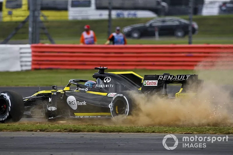 Daniel Ricciardo, Renault F1 Team R.S.19, corre sobre la hierba
