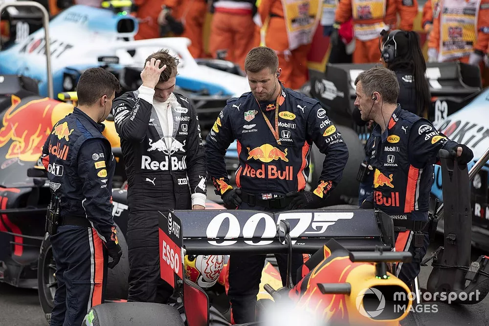 Max Verstappen, Red Bull Racing, sur la grille avec ses mécaniciens