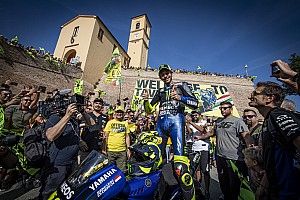 Valentino Rossi accolto da eroe sulla M1 nella sua Tavullia