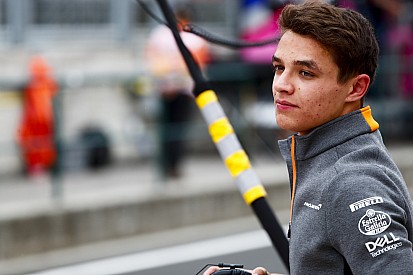 Légèrement blessé, Norris porte une attelle