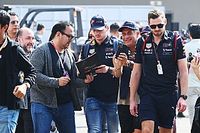 Formule 1-coureurs roepen enthousiaste fans op zich niet op te dringen