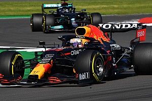 Zware crash Verstappen in Britse GP na contact met Hamilton