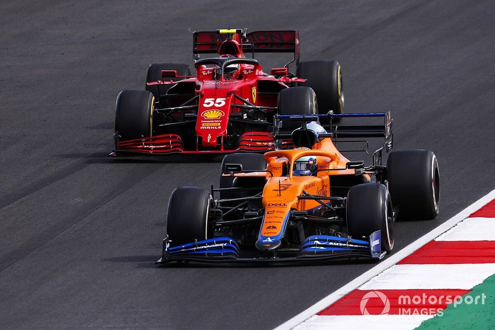 Daniel Ricciardo, McLaren MCL35M, Carlos Sainz Jr., Ferrari SF21