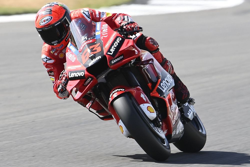 Bagnaia zegeviert in spektakelstuk op Silverstone