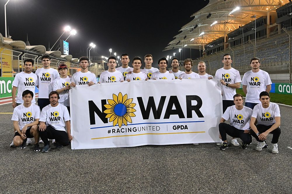 F1 Drivers wearing "No War" T-shirts