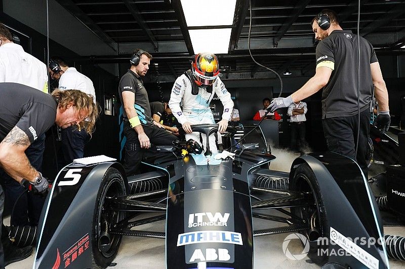 Stoffel Vandoorne entre dans sa HWA Racelab VFE-05 