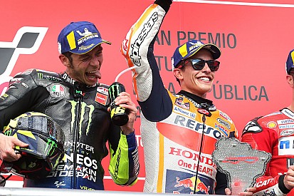 Vídeo: Rossi y Márquez se vuelven a dar la mano un año después de su enfrentamiento