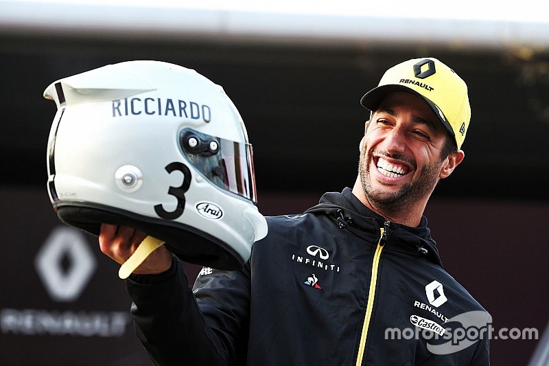 Ricciardo ve Hulkenberg kask tasarımlarını tanıttılar