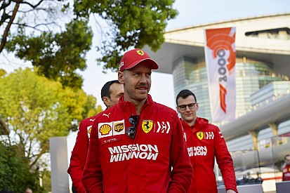 Amikor Hamilton szelfit kér Vetteltől: a nap jelenete