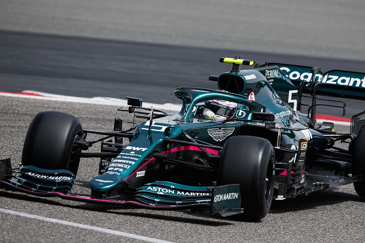 Vettel Namai Mobilnya dari Gadis James Bond