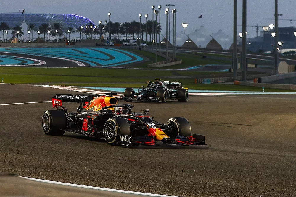Max Verstappen, Red Bull Racing RB16, Valtteri Bottas, Mercedes F1 W11, and Lewis Hamilton, Mercedes F1 W11