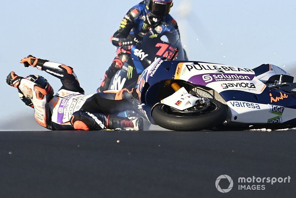 MotoGP в Португалии проходит весело: мотоциклы взлетают, пилоты падают под колеса и ловят попутку у края трассы