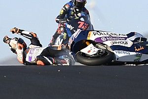 MotoGP в Португалии проходит весело: мотоциклы взлетают, пилоты падают под колеса и ловят попутку у края трассы