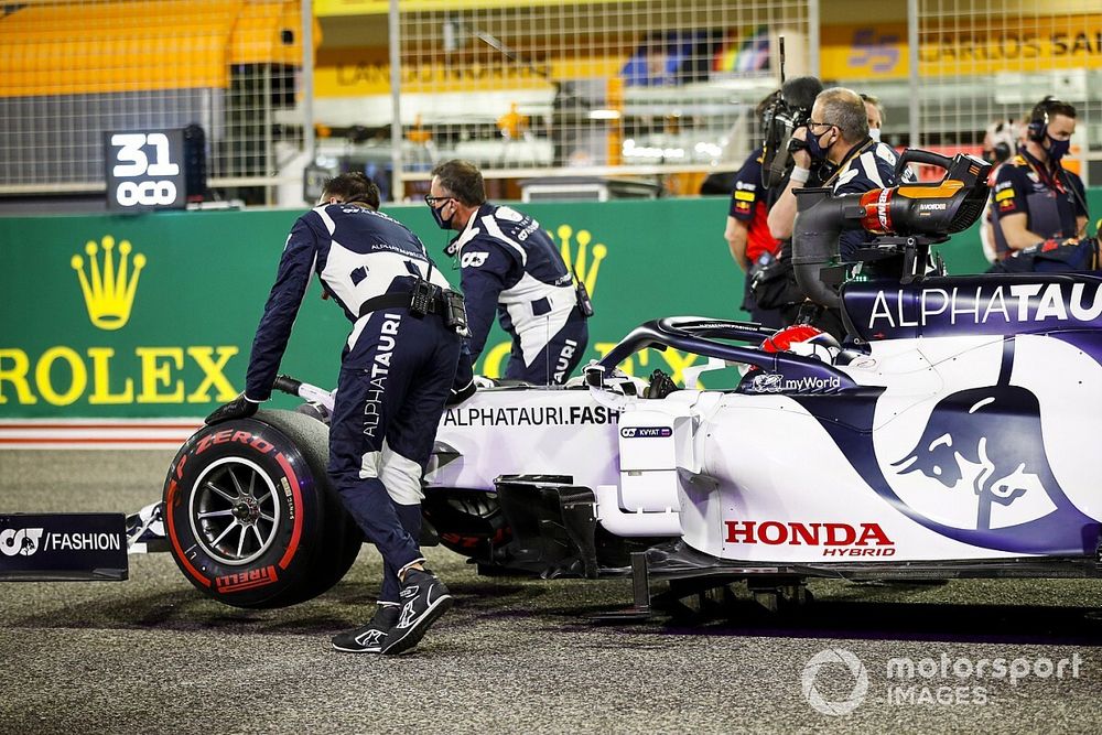 Daniil Kvyat, AlphaTauri AT01, arrives on the grid