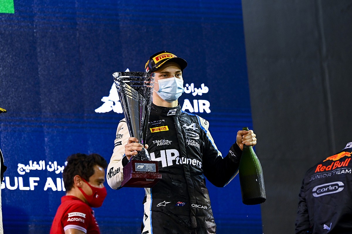 Piastri gana en el caos de la segunda carrera de F2 en Bahréin