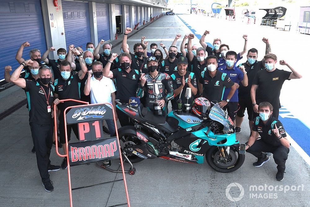 Le vainqueur Fabio Quartararo, Petronas Yamaha SRT fête la victoire avec son équipe