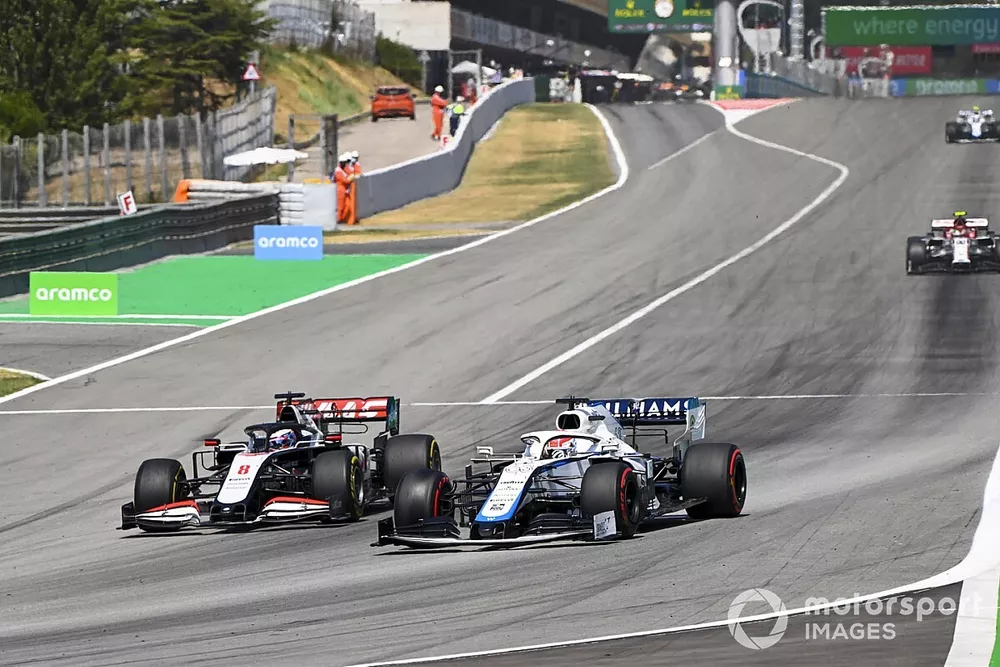 Romain Grosjean, Haas VF-20, en George Russell, Williams FW43