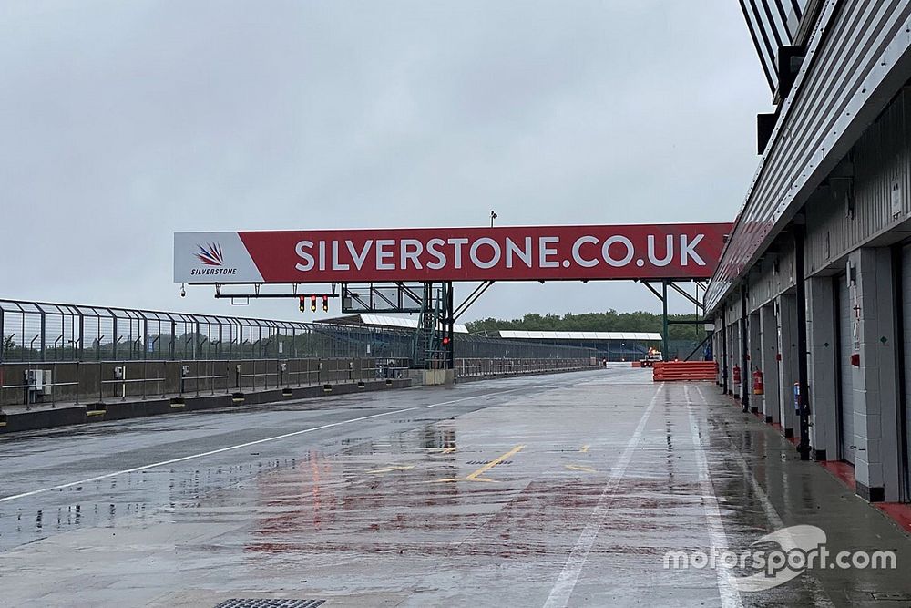 Silverstone pitlane under the rain