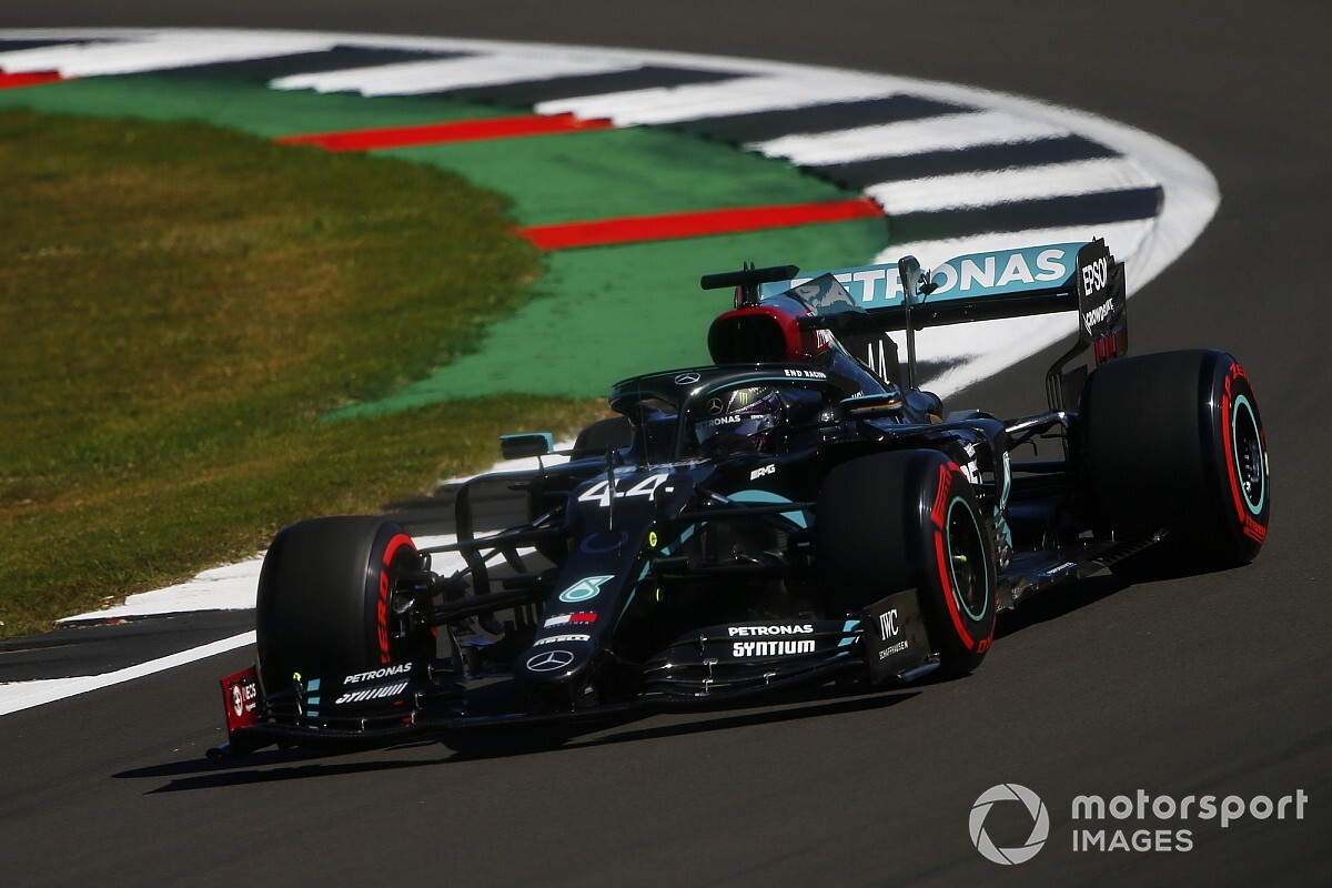 Hamilton topt vrijdagse trainingen op Silverstone, Verstappen P4