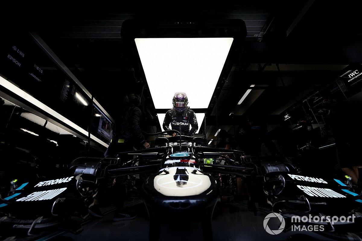 Hamilton: “90. pole pozisyonunu aklım almıyor!”