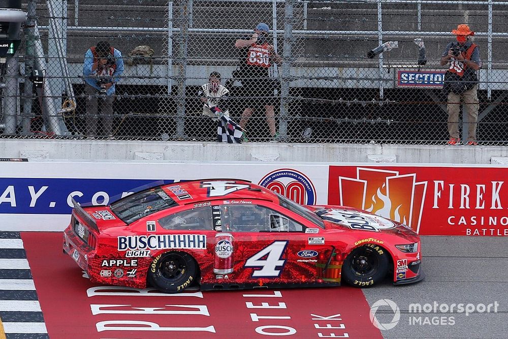 1. Kevin Harvick, Stewart-Haas Racing, Ford Mustang Busch Light Apple