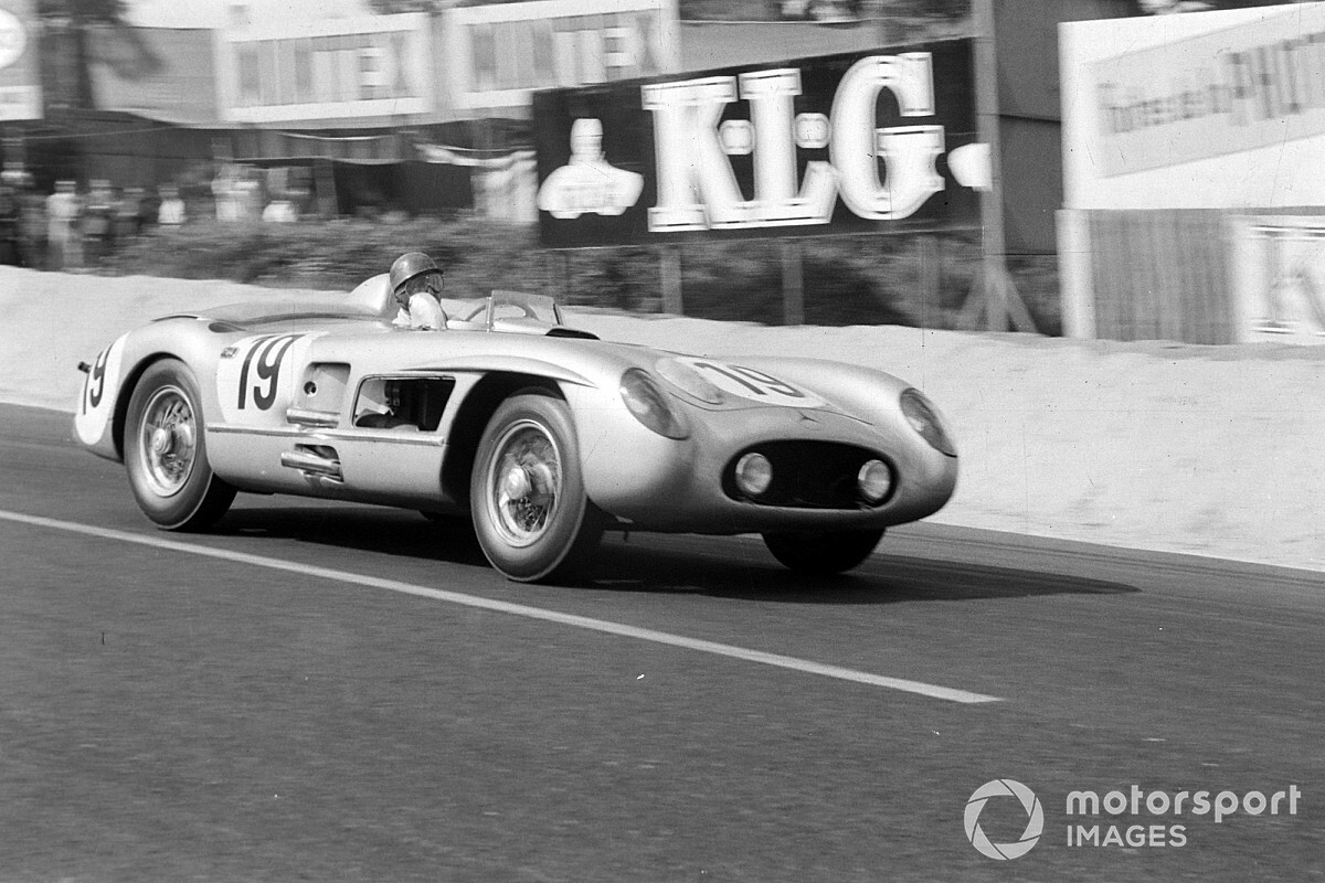 Idén elhunyt legendás versenyzőnek állít emléket a Mercedes autóján a 70. Évfordulós Nagydíjon