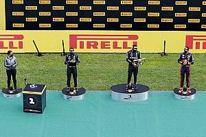 Még kamerát is tettek a kis „droidra” az F1-es díjátadón