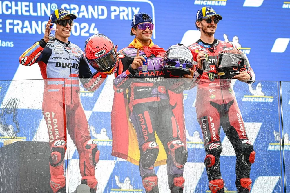 Podio: segundo Marc M&aacute;rquez, Gresini Racing, ganador Jorge Mart&iacute;n, Pramac Racing, tercero Francesco Bagnaia, Ducati Team